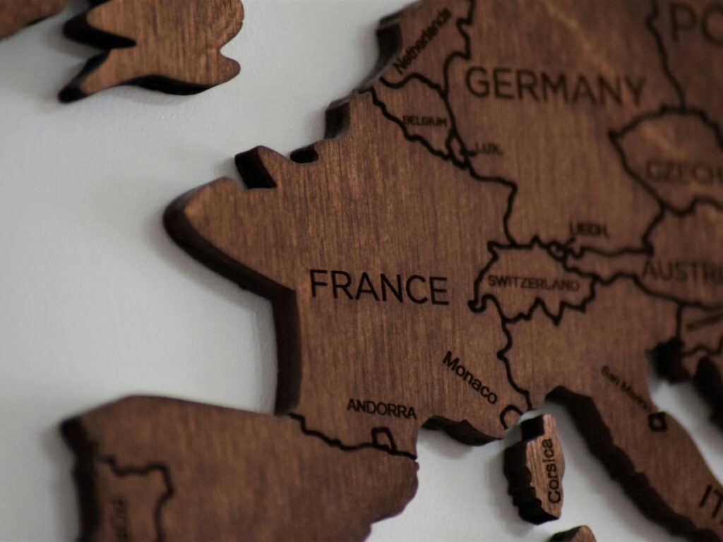 close up photo of wooden jigsaw map